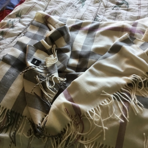 NWOT Soft Scarf/Shawl - Picture 4 of 4